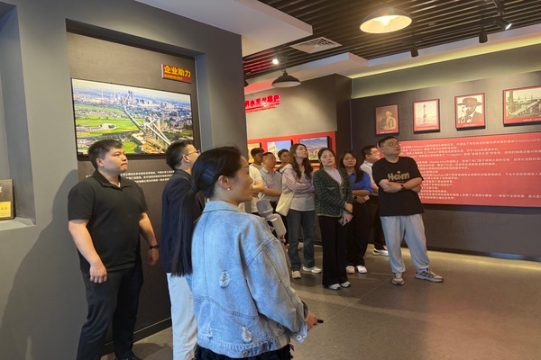 参观宁国水泥厂厂史馆
