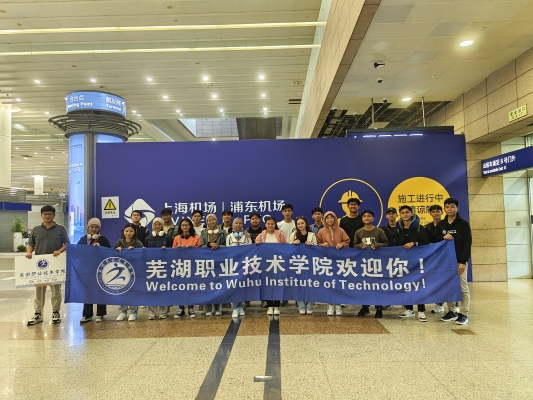 2.上海机场迎接